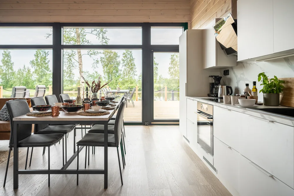 Villa Suiston keittiö ja ruokapöytä