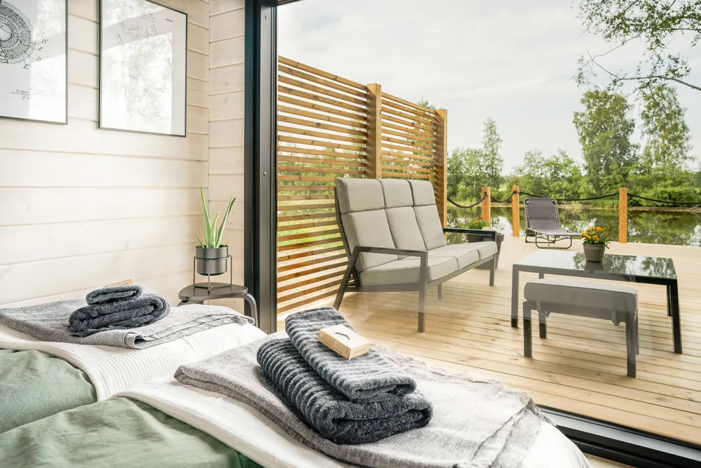 Villa Suiston terassi lepotuoleineen