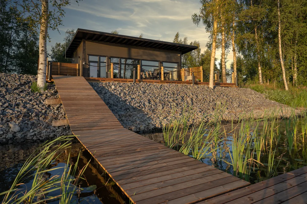 Pitkospuut ruovikon läpi Villa Suistolle
