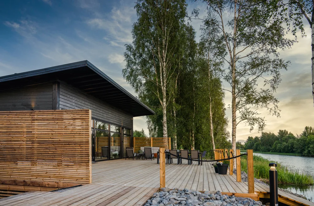 Villa Suiston terassi iltavalossa