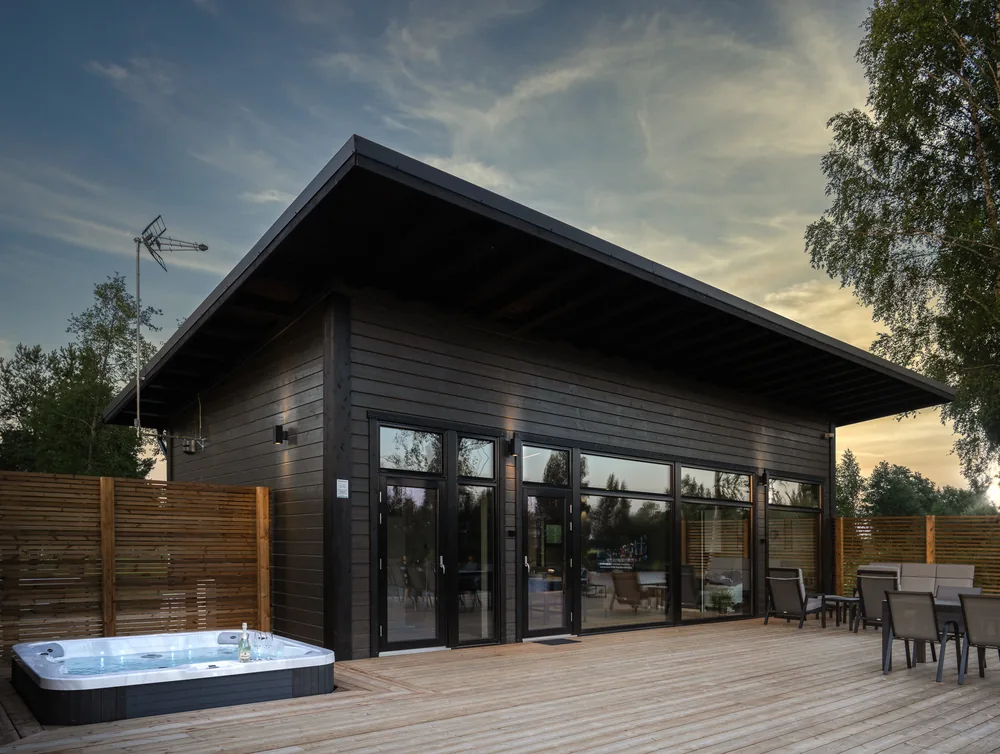 Villa Suisto hämärässä, terassi valaistuna